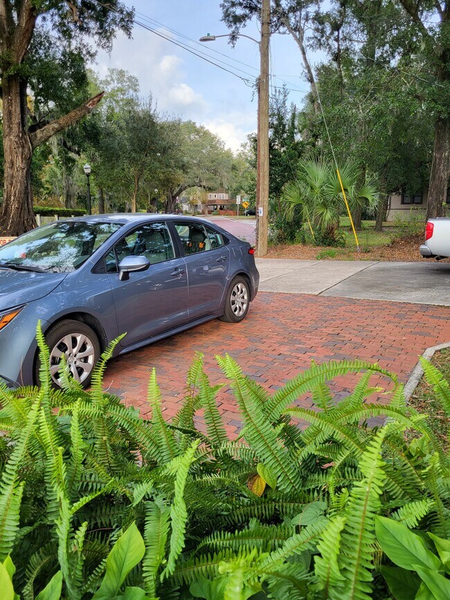 Estacionamiento de desbordamiento de ladrillo para 2 vehículos adicionales - 1210 E Jackson St