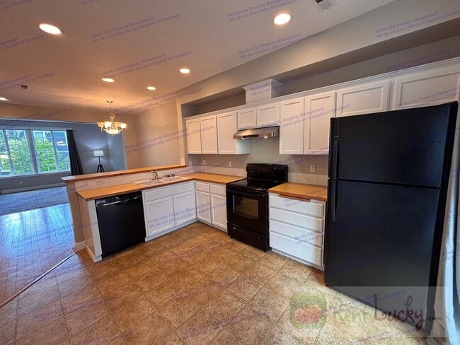 Building Photo - Bright and Spacious Fircrest Townhome in U...
