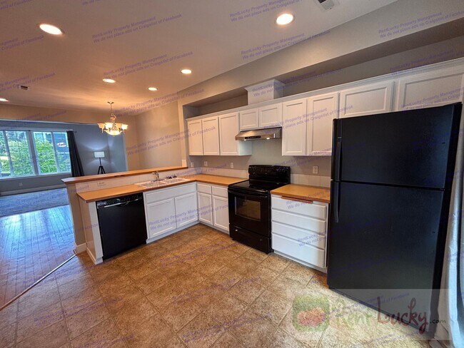 Foto del edificio - Bright and Spacious Fircrest Townhome in U...