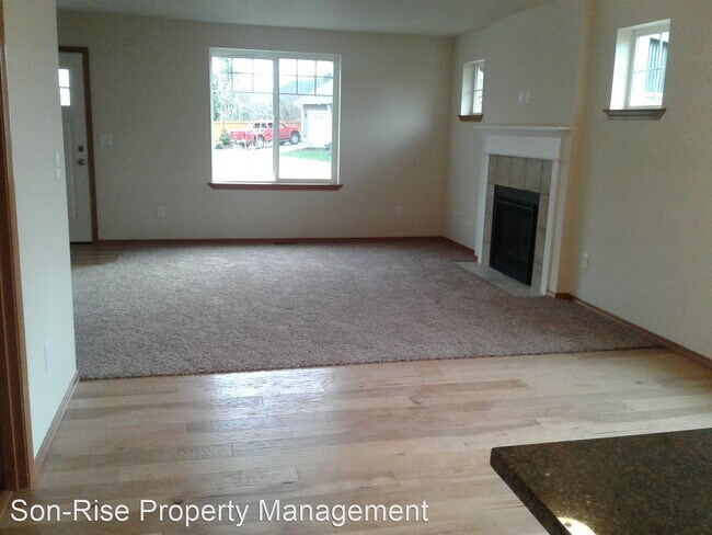 Building Photo - 3 br, 2.5 bath House - 4325 Larch Lane #47