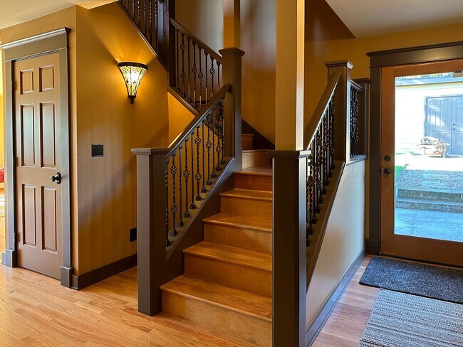 Foto del edificio - Luxury Craftsman with Spanish Accents & Bo...