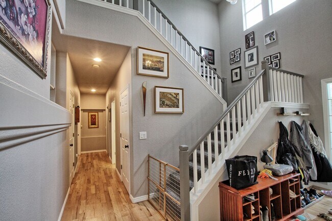 Foto del edificio - 5 bed 4 bath Parker home in Stonegate w/ master on 1st floor