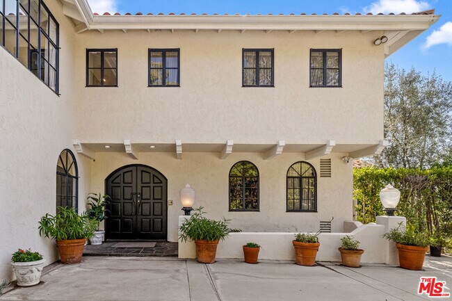 Foto del edificio - 1218 Benedict Canyon Drive