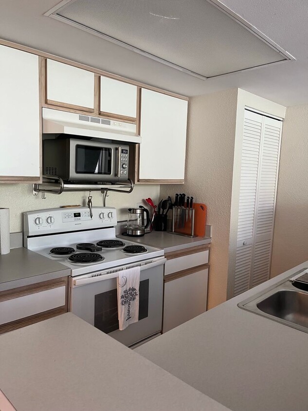 Building Photo - Convenient Condo with Pool!