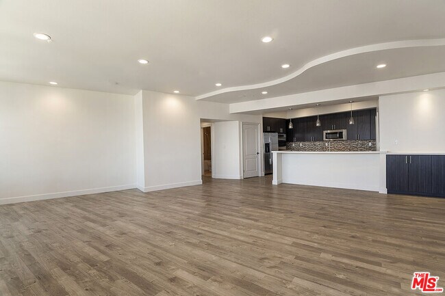 Building Photo - 5670 Wilshire Blvd