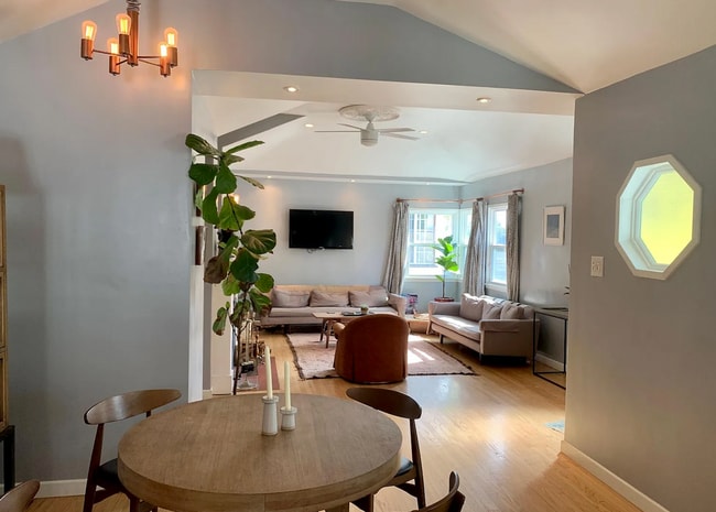 Building Photo - Beautiful 2 bed 2 bath