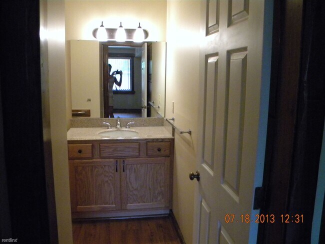 Building Photo - 2 br, 2 bath - 511 E 3rd St Apt C