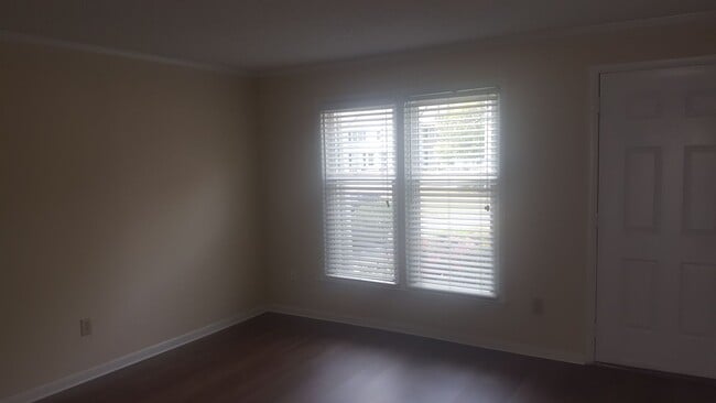 Building Photo - Nicely renovated 2 bedroom town home in th...