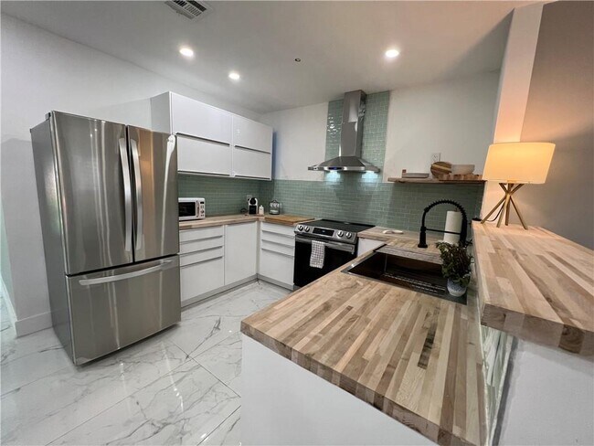 Foto del edificio - 3024 SW 6th St