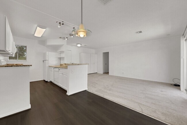 Foto del edificio - CUTE REMODELED TWO BEDROOM UNIT IN CENTRAL LOCATION
