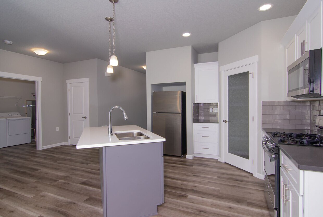 Primary Photo - 2 Bed 2 Bath Single level home in Gated pr...