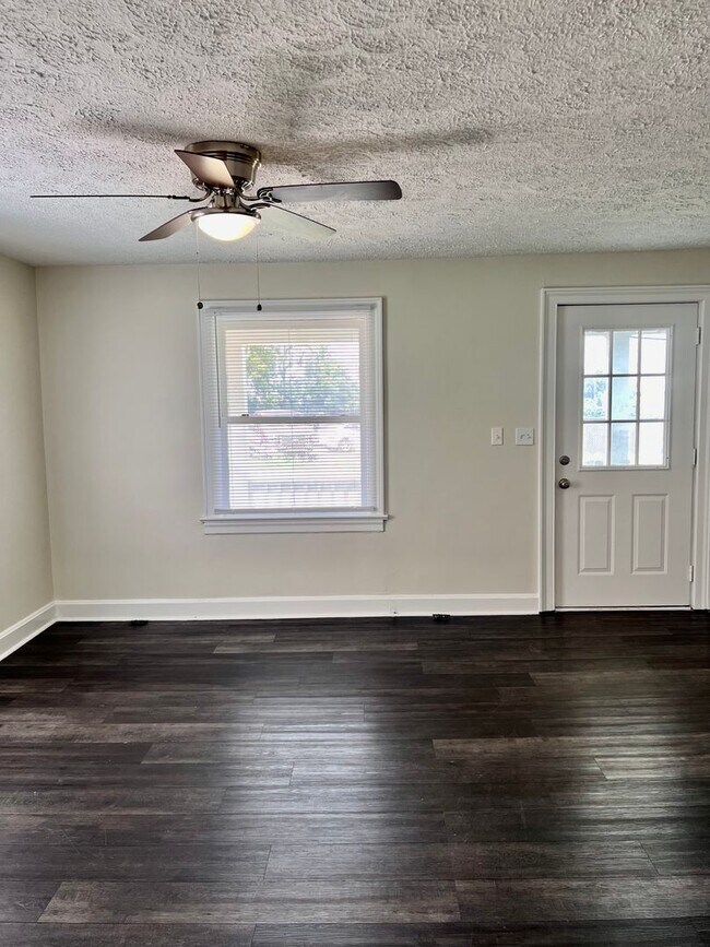 Building Photo - AVAILABLE AUGUST 14! 3 Bedroom Home Near Downtown Clarksville