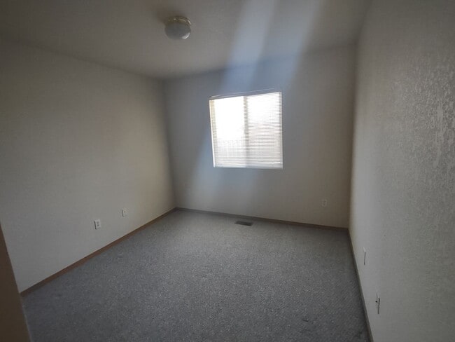 Foto del edificio - ALL PROSPECTIVE TENANTS MUST SUBMIT A $58 NON-REFUNDABLE APPLICATION FEE PER APPLICANT ONLINE AND...