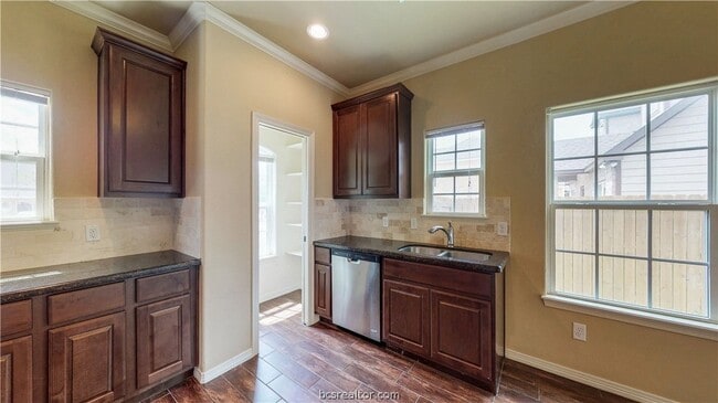 Building Photo - 111 Southland St