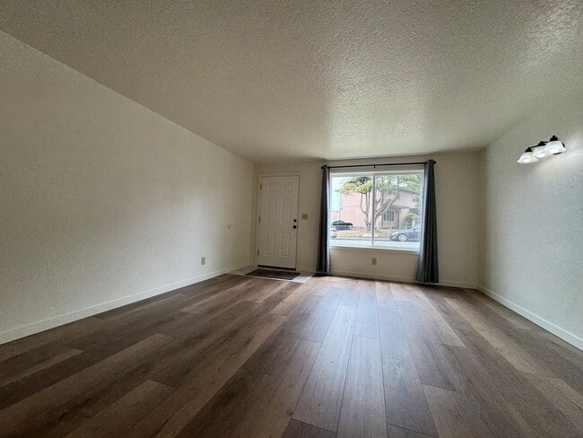 Building Photo - 204 W Del Norte St