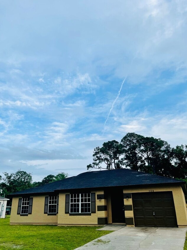 Foto principal - Charming 3/2 Home with open floor plan.
