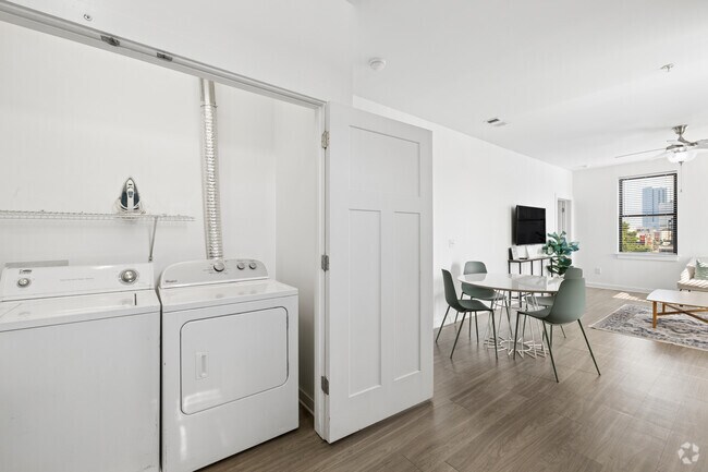 B2 2 habitaciones, 2 baños - 900 pies cuadrados - Lavandería dentro de la unidad - Midtown Place