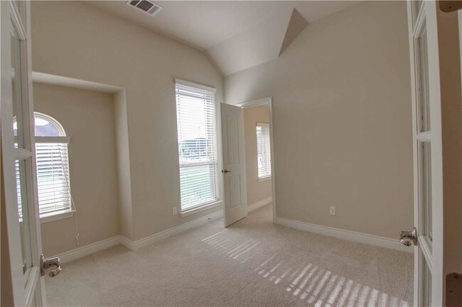 Building Photo - 252 Summer Pointe Dr
