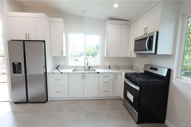 Building Photo - 10346 Mather Ave