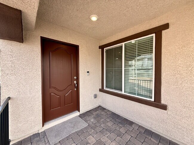 Foto del edificio - 3 BED 2.5 BATH 2 CAR GARAGE TOWNHOUSE IN CADENCE HENDERSON WITH LOFT