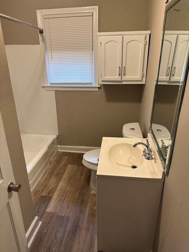 Building Photo - Charming 2 Bed 1 bath home centrally located