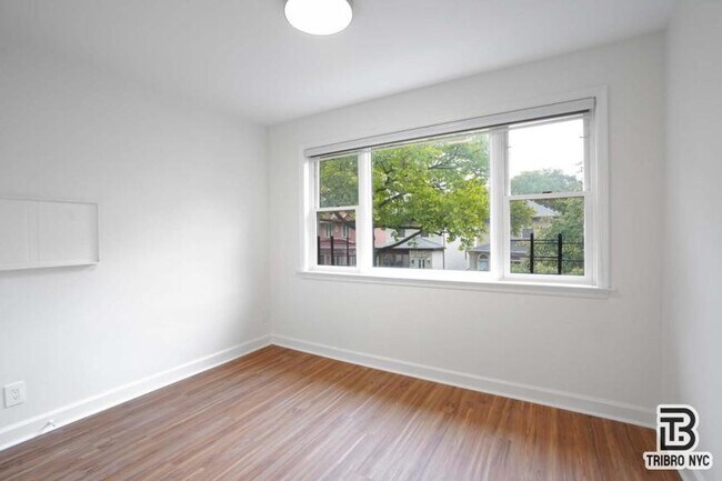 Foto del edificio - 4 bedroom in BROOKLYN NY 11214