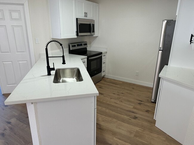 Building Photo - APARTMENT WITH GARAGE INCLUDED - SEDONA - ...