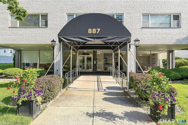 Foto del edificio - 887 Farmington Ave