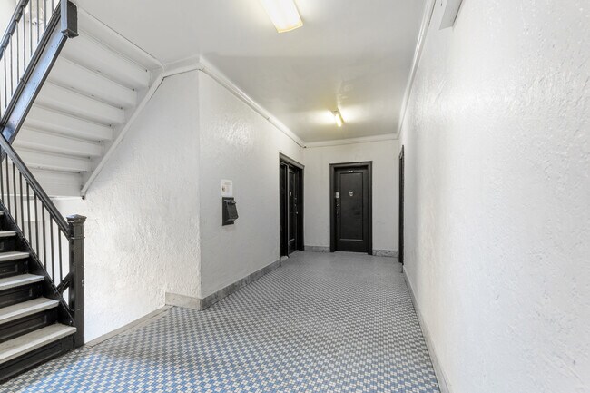 Foto del edificio - 555 Ovington Ave