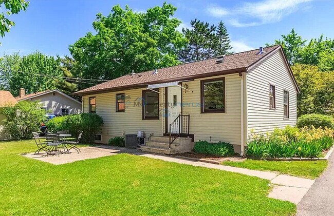 Building Photo - Beatiful, Must See Single Family Home in S...