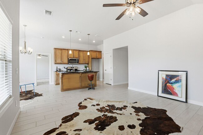 Building Photo - Adorable Yukon Home