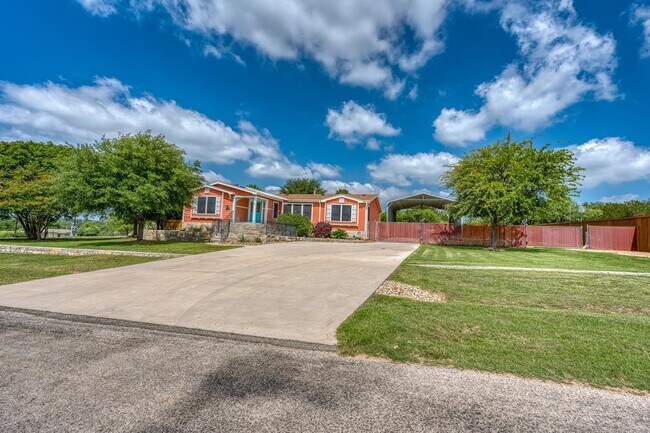 Foto del edificio - 826 Sandy Mountain Dr
