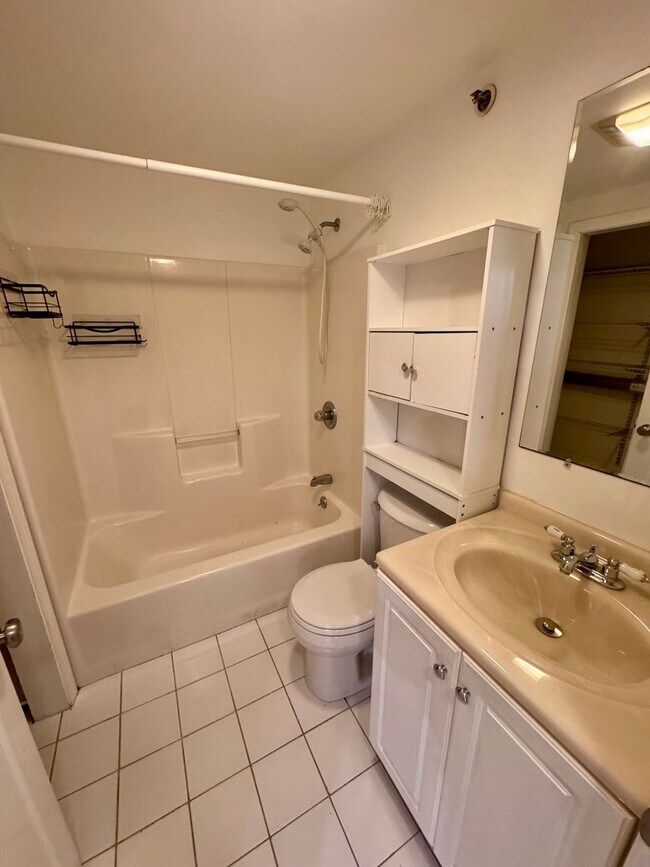 Foto del edificio - Two Bed Condo - Walking Distance to Downtown w/ Off Street Parking!