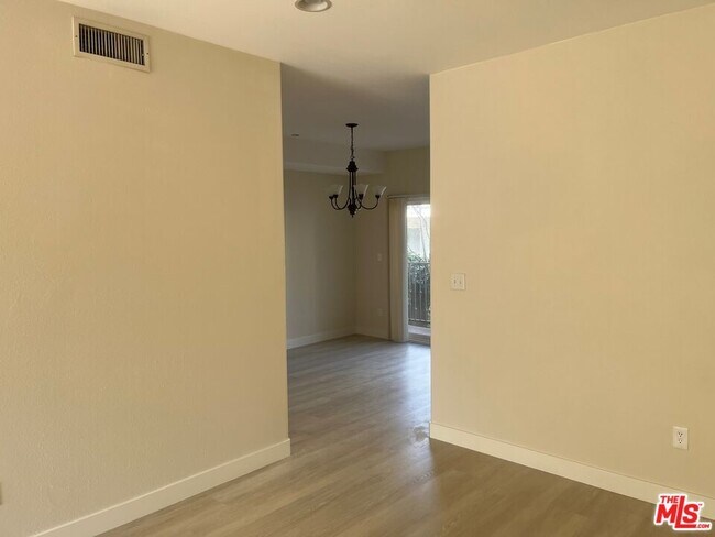 Foto del edificio - 12375 Osborne Pl