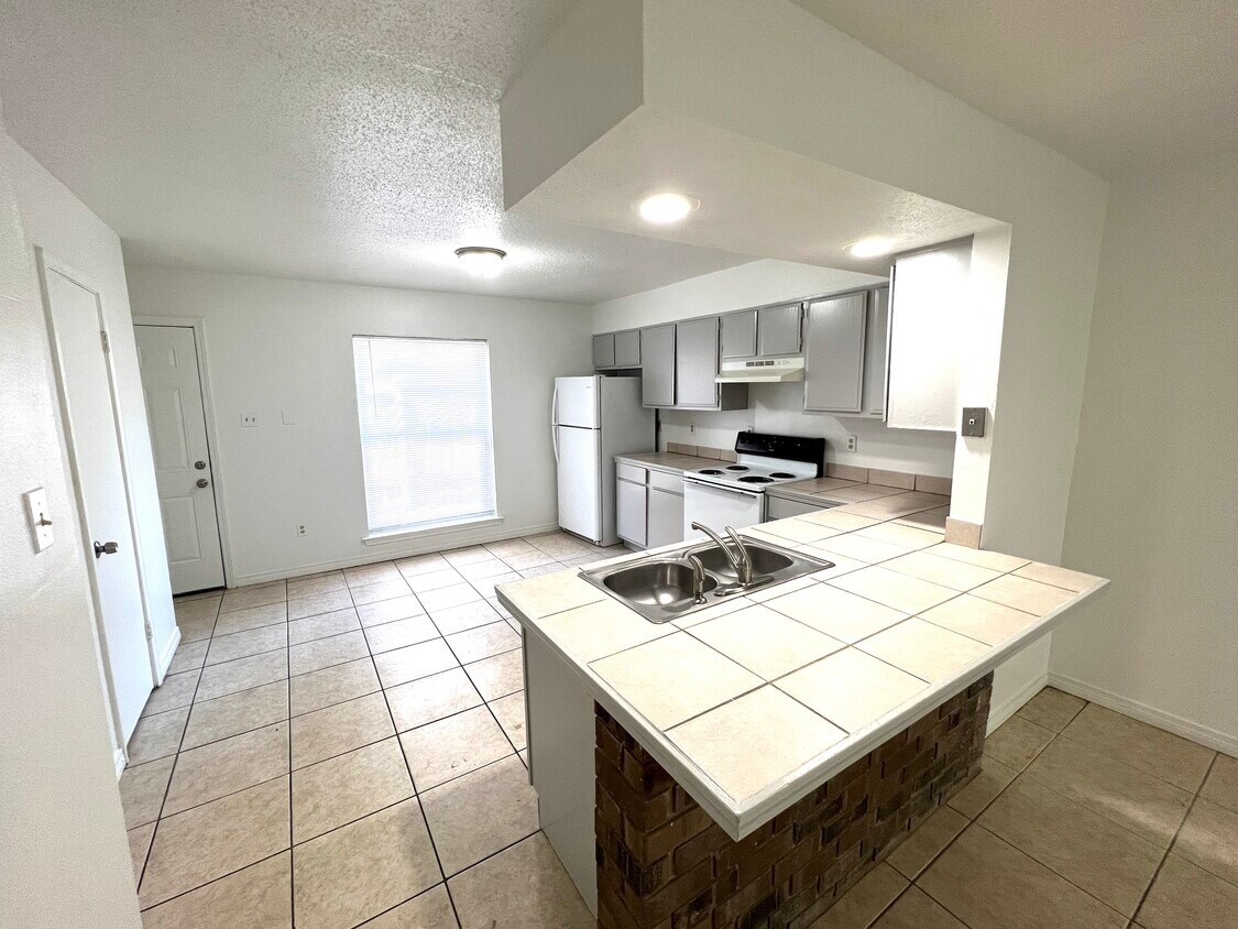 Large kitchen with lots of countertop space - 7831 Read Blvd