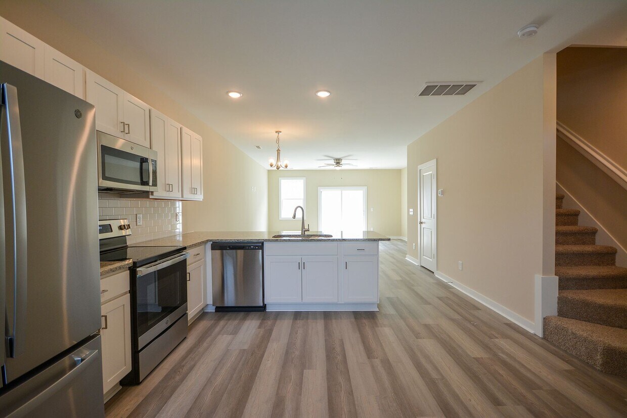 Foto principal - New Construction Luxury Townhome! 3 Bedroo...
