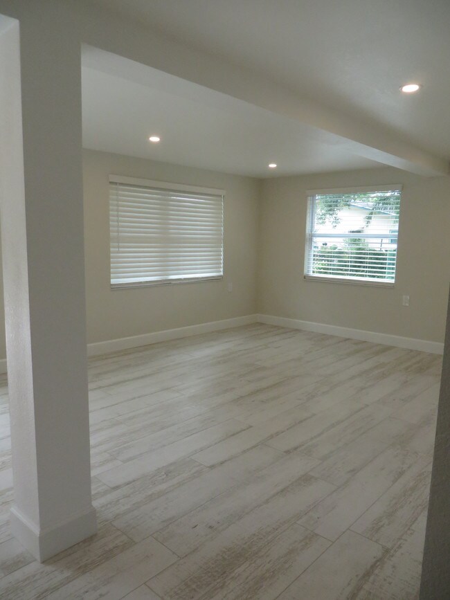Building Photo - 1142 Lotus Dr W