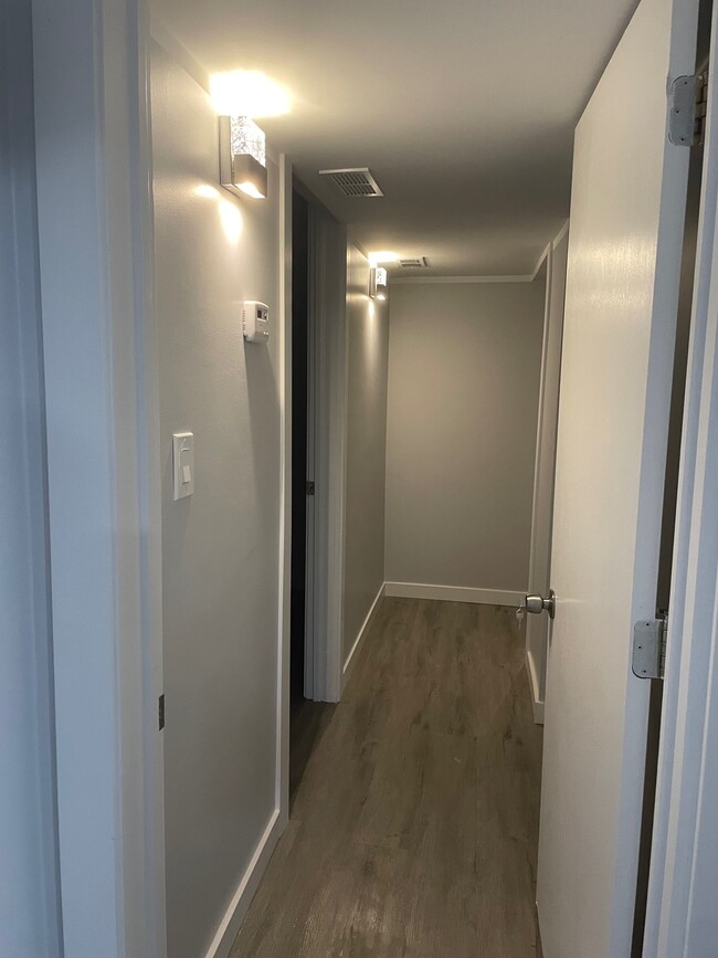 Hallway - 4508 N Nottingham Ave