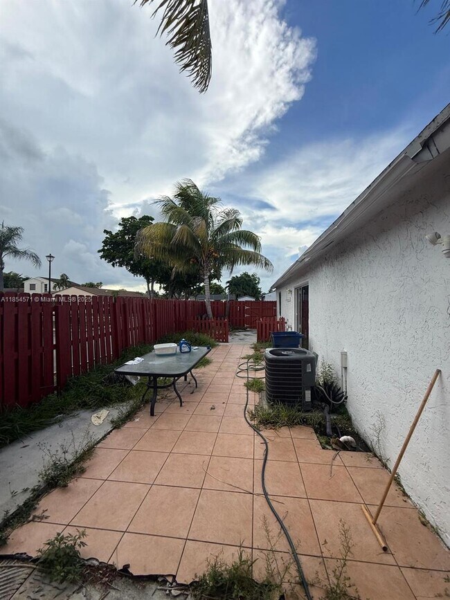 Foto del edificio - 19831 NW 65th Ct