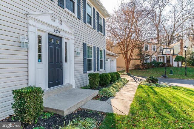 Building Photo - 1209 Crockett Ln
