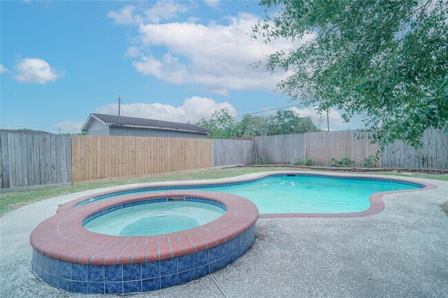 Building Photo - 6011 Beaudry Dr