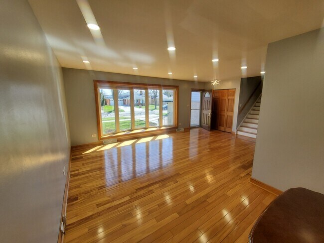 Building Photo - 680 Manor Ct