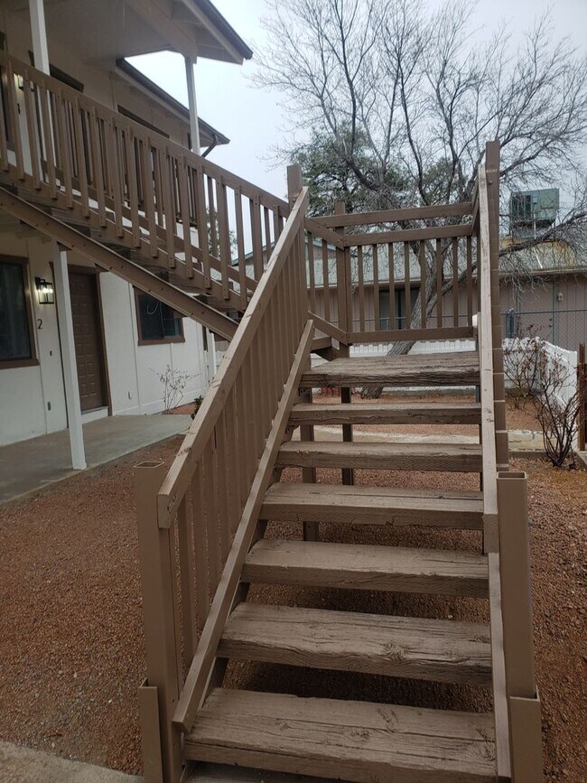 Foto del edificio - Renovated 2 bed / 1 bath with washer/dryer...