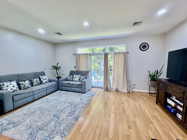 Foto del edificio - 42 Evergreen Cir