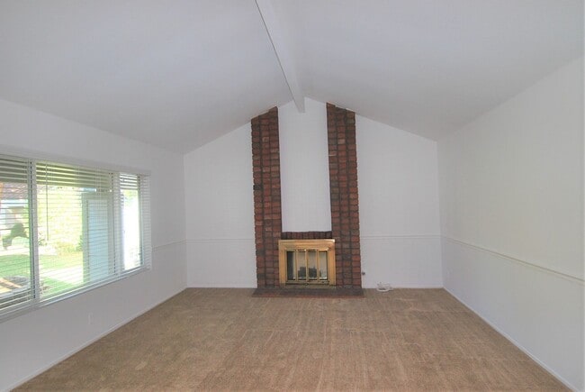 Foto del edificio - Spacious Cul De Sac House with Yard and Pool