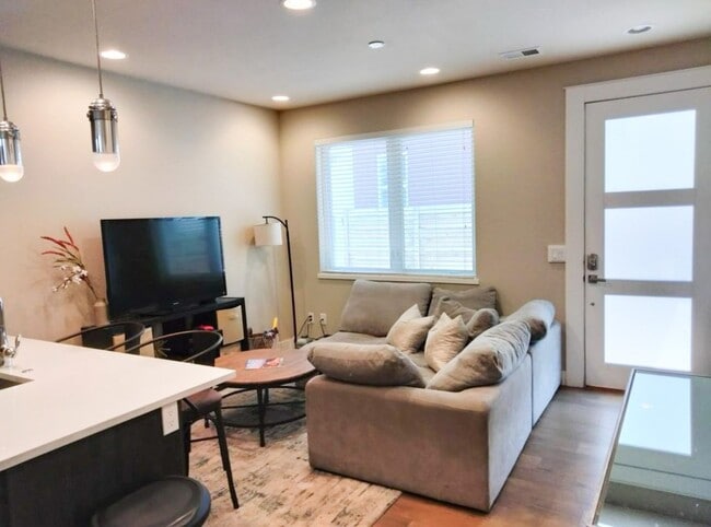 Building Photo - Beautiful 3 bedroom 2.5 bathroom condo MOVE IN SPECIAL