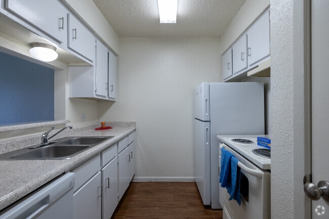 2BR, 1BA - Plan D2 - 869SF - Kitchen - Sterling Bay Apartments