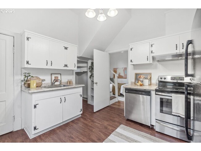 Building Photo - 2Bd/1Ba + Bonus Room Located in the Popula...