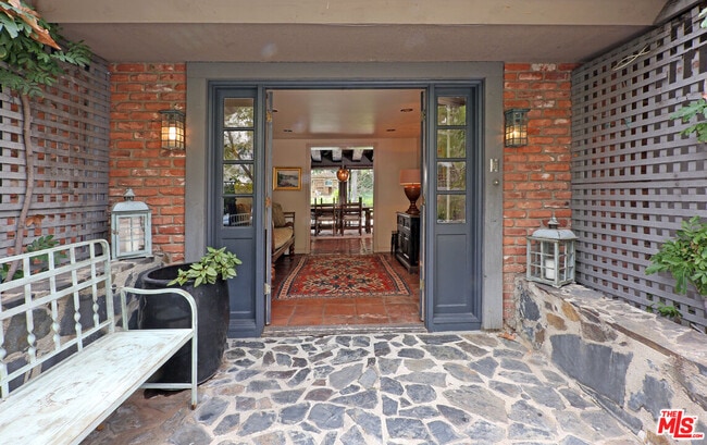 Foto del edificio - 2673 Mandeville Canyon Rd