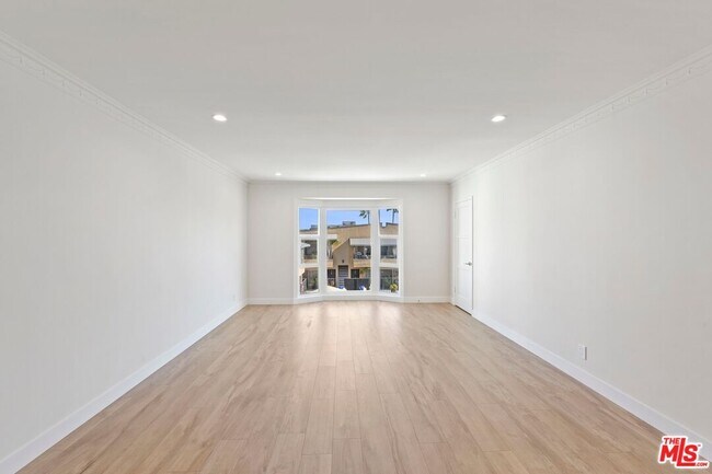 Foto del edificio - 1250 N Crescent Heights Blvd